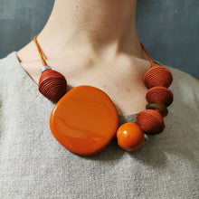 Carica l'immagine nel visualizzatore di Gallery, Girocollo Ecofriendly in carta, vetro di riciclo e resina.