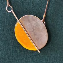 Carica l'immagine nel visualizzatore di Gallery, Collana lunga con pendente in ottone smaltato