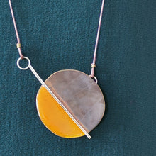 Carica l'immagine nel visualizzatore di Gallery, Collana lunga con pendente in ottone smaltato