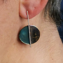 Carica l'immagine nel visualizzatore di Gallery, Orecchino di ottone smaltato simmetrico, vari colori