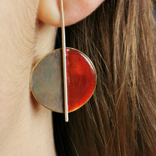 Carica l'immagine nel visualizzatore di Gallery, Orecchino di ottone smaltato simmetrico, vari colori