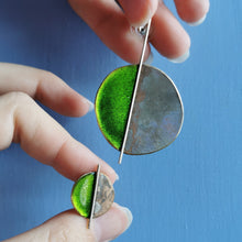 Carica l'immagine nel visualizzatore di Gallery, Orecchino da lobo di ottone smaltato asimmetrico, vari colori