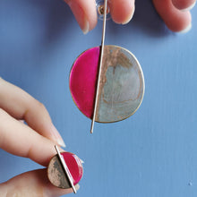 Carica l'immagine nel visualizzatore di Gallery, Orecchino da lobo di ottone smaltato asimmetrico, vari colori