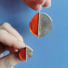 Carica l'immagine nel visualizzatore di Gallery, Orecchino da lobo di ottone smaltato asimmetrico, vari colori