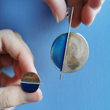 Carica l'immagine nel visualizzatore di Gallery, Orecchino da lobo di ottone smaltato asimmetrico, vari colori