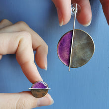 Carica l'immagine nel visualizzatore di Gallery, Orecchino da lobo di ottone smaltato asimmetrico, vari colori