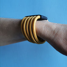 Carica l'immagine nel visualizzatore di Gallery, Bracciale Ecofriendly (5 cavi) in cavo elettrico rivestito e legno