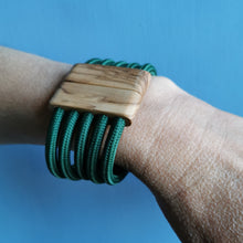 Carica l'immagine nel visualizzatore di Gallery, Bracciale Ecofriendly (5 cavi) in cavo elettrico rivestito e legno