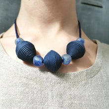 Carica l'immagine nel visualizzatore di Gallery, Girocollo Ecofriendly in carta e vetro di riciclo