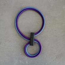 Carica l'immagine nel visualizzatore di Gallery, Collana girocollo (mobile) in cavo elettrico rivestito e legno