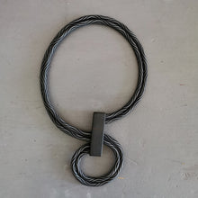 Carica l'immagine nel visualizzatore di Gallery, Collana girocollo (mobile) in cavo elettrico rivestito e legno