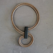 Carica l'immagine nel visualizzatore di Gallery, Collana girocollo (mobile) in cavo elettrico rivestito e legno
