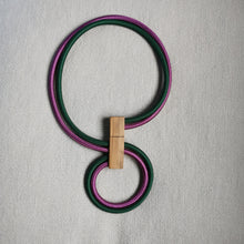 Carica l'immagine nel visualizzatore di Gallery, Collana girocollo (mobile) in cavo elettrico rivestito e legno