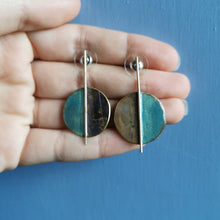 Carica l'immagine nel visualizzatore di Gallery, Orecchino di ottone smaltato simmetrico, vari colori