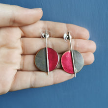 Carica l'immagine nel visualizzatore di Gallery, Orecchino di ottone smaltato simmetrico, vari colori