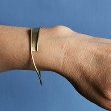 Carica l'immagine nel visualizzatore di Gallery, Bracciale minimal in ottone
