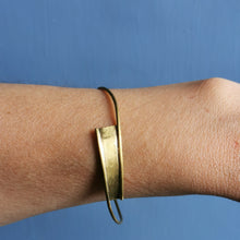 Carica l'immagine nel visualizzatore di Gallery, Bracciale minimal in ottone
