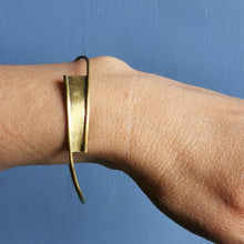 Carica l'immagine nel visualizzatore di Gallery, Bracciale minimal in ottone