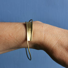 Carica l'immagine nel visualizzatore di Gallery, Bracciale minimal in ottone