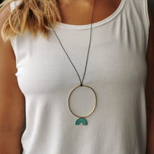 Carica l'immagine nel visualizzatore di Gallery, Collana con pendente con elemento ossidato - Pezzo Unico