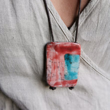 Carica l'immagine nel visualizzatore di Gallery, Collana con elemento in ceramica Raku -Pezzo unico