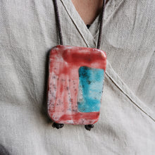 Carica l'immagine nel visualizzatore di Gallery, Collana con elemento in ceramica Raku -Pezzo unico
