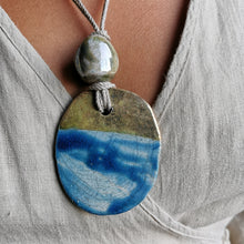 Carica l'immagine nel visualizzatore di Gallery, Collana con elemento in ceramica Raku -Pezzo unico