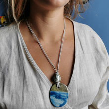 Carica l'immagine nel visualizzatore di Gallery, Collana con elemento in ceramica Raku -Pezzo unico