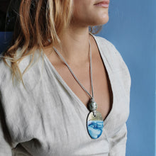 Carica l'immagine nel visualizzatore di Gallery, Collana con elemento in ceramica Raku -Pezzo unico