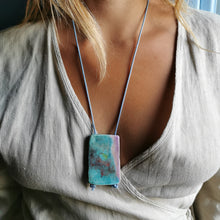 Carica l'immagine nel visualizzatore di Gallery, Collana con elemento in ceramica Raku -Pezzo unico