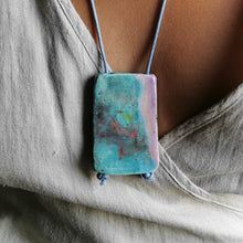 Carica l'immagine nel visualizzatore di Gallery, Collana con elemento in ceramica Raku -Pezzo unico