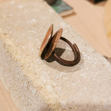 Carica l'immagine nel visualizzatore di Gallery, Anello in ottone smaltato a scodellina