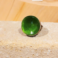 Carica l'immagine nel visualizzatore di Gallery, Anello in ottone smaltato a scodellina