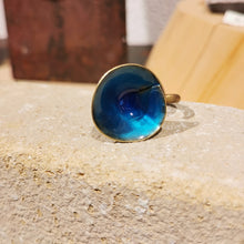 Carica l'immagine nel visualizzatore di Gallery, Anello in ottone smaltato conico - pezzo unico