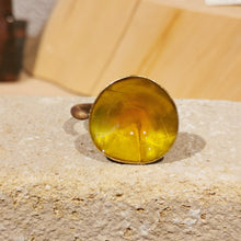 Carica l'immagine nel visualizzatore di Gallery, Anello in ottone smaltato conico - pezzo unico