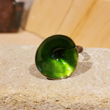 Carica l'immagine nel visualizzatore di Gallery, Anello in ottone smaltato conico - pezzo unico