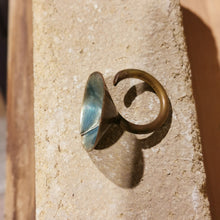 Carica l'immagine nel visualizzatore di Gallery, Anello in ottone smaltato conico - pezzo unico