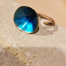 Carica l'immagine nel visualizzatore di Gallery, Anello in ottone smaltato conico - pezzo unico
