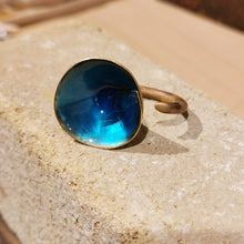 Carica l'immagine nel visualizzatore di Gallery, Anello in ottone smaltato conico - pezzo unico