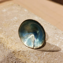 Carica l'immagine nel visualizzatore di Gallery, Anello in ottone smaltato conico - pezzo unico