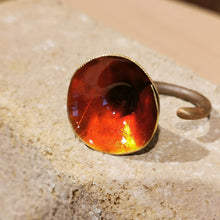Carica l'immagine nel visualizzatore di Gallery, Anello in ottone smaltato conico - pezzo unico
