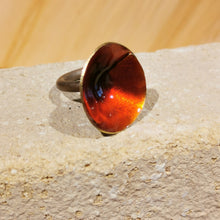 Carica l'immagine nel visualizzatore di Gallery, Anello in ottone smaltato conico - pezzo unico
