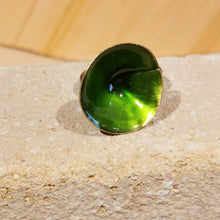 Carica l'immagine nel visualizzatore di Gallery, Anello in ottone smaltato conico - pezzo unico