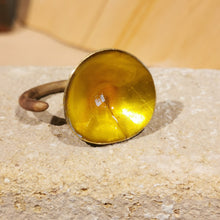 Carica l'immagine nel visualizzatore di Gallery, Anello in ottone smaltato conico, piccolo