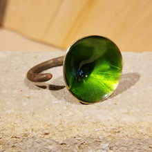Carica l'immagine nel visualizzatore di Gallery, Anello in ottone smaltato conico - pezzo unico