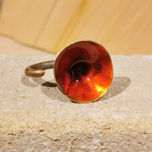 Carica l'immagine nel visualizzatore di Gallery, Anello in ottone smaltato conico - pezzo unico