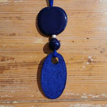 Carica l'immagine nel visualizzatore di Gallery, Collana lunga Ecofriendly in carta e resina
