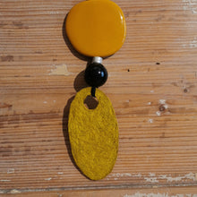 Carica l'immagine nel visualizzatore di Gallery, Collana lunga Ecofriendly in carta e resina