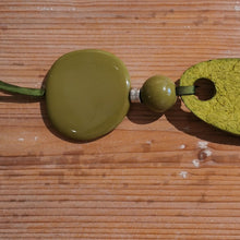 Carica l'immagine nel visualizzatore di Gallery, Collana lunga Ecofriendly in carta e resina
