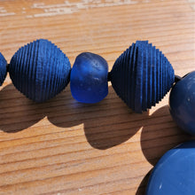 Carica l'immagine nel visualizzatore di Gallery, Girocollo Ecofriendly in carta, vetro di riciclo e resina.